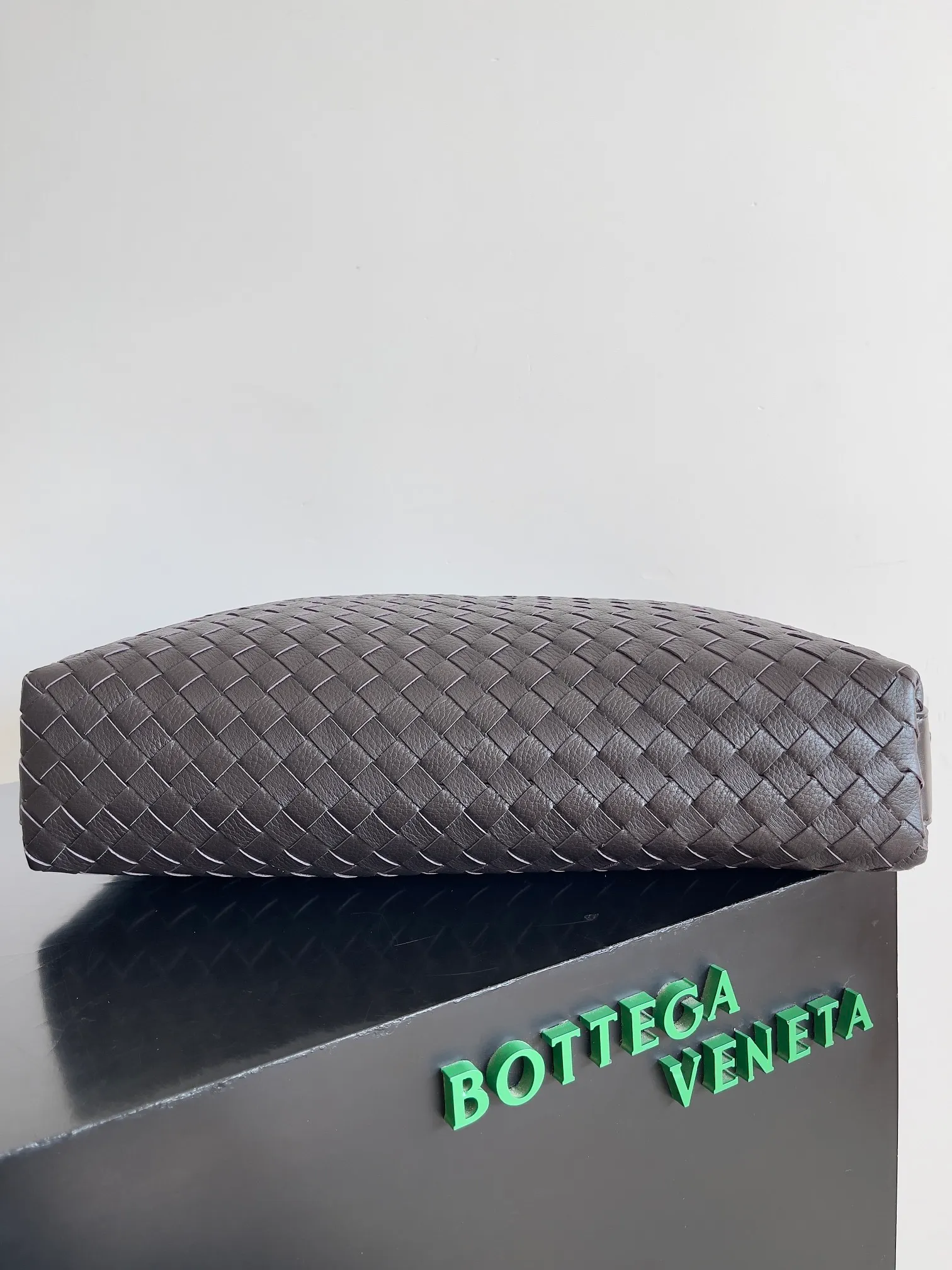 Batch 2800 BOTTEGA VENETA's new Traveler deerskin series is here! The travel season is coming soon, and I believe you must need a large-capacity and simple bag. This new Traveler is very in line with the current travel craze. The whole bag is designed with deerskin and is made of the highest quality leather. It feels tougher to the touch. The super large capacity is suitable for short trips. Traveling with friends and family does not require carrying heavy luggage. It is also very convenient for friends who often travel for work. You can carry two changes of clothes and a computer with you. It also comes with an adjustable shoulder strap to free your hands. Style number: 806974 Size: 44*33*9cm